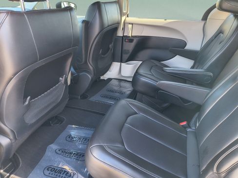 Used 2020 Chrysler Voyager Lxi FWD image 16