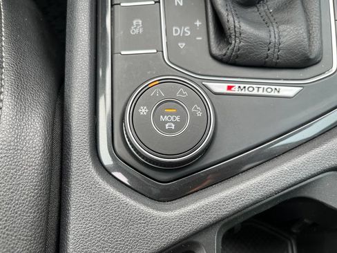 Used 2018 Volkswagen Tiguan SEL AWD/4WD image 15