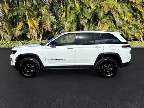 Used 2025 Jeep Grand Cherokee Altitude RWD image 8