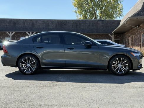 Used 2022 Volvo S60 B5 Momentum w/ Premium Package image 6