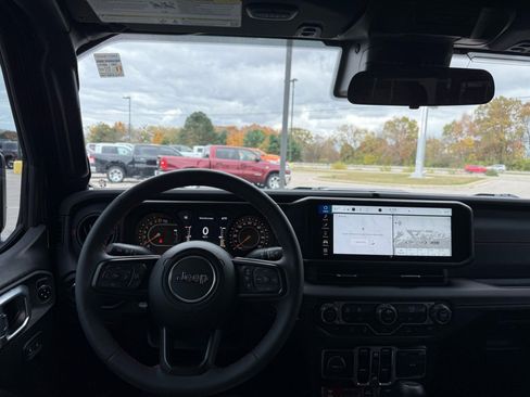 Used 2024 Jeep Gladiator Rubicon w/ Convenience Group image 17