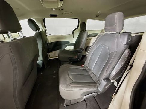 Used 2017 Chrysler Pacifica Touring Plus w/ Tire & Wheel Group FWD image 22