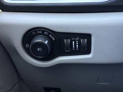 Used 2017 Chrysler Pacifica Touring-L image 19