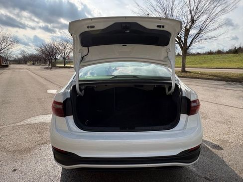 Used 2025 Volkswagen Jetta SE image 12