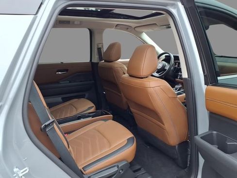 Certified 2025 Nissan Pathfinder Platinum AWD/4WD image 11