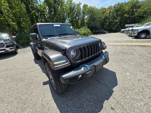 Used 2024 Jeep Wrangler Unlimited w/ Convenience Group AWD/4WD image 11