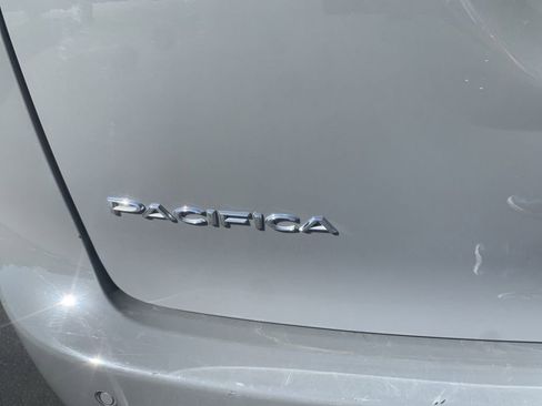 Used 2023 Chrysler Pacifica Touring-L FWD image 7