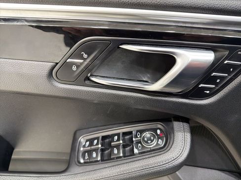 Used 2018 Porsche Macan image 11
