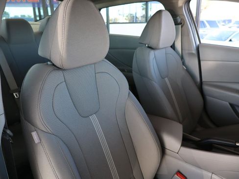 Used 2025 Hyundai Elantra SE image 38