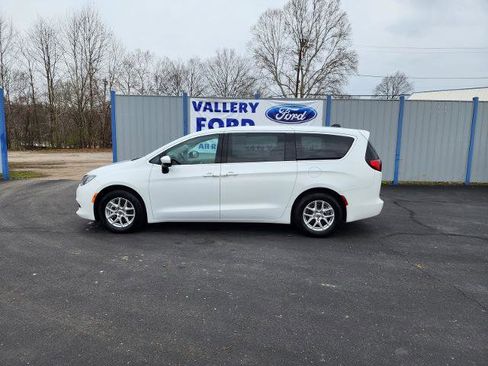 Used 2023 Chrysler Voyager LX image 2