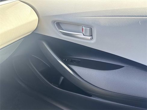 Used 2020 Toyota Corolla LE image 19