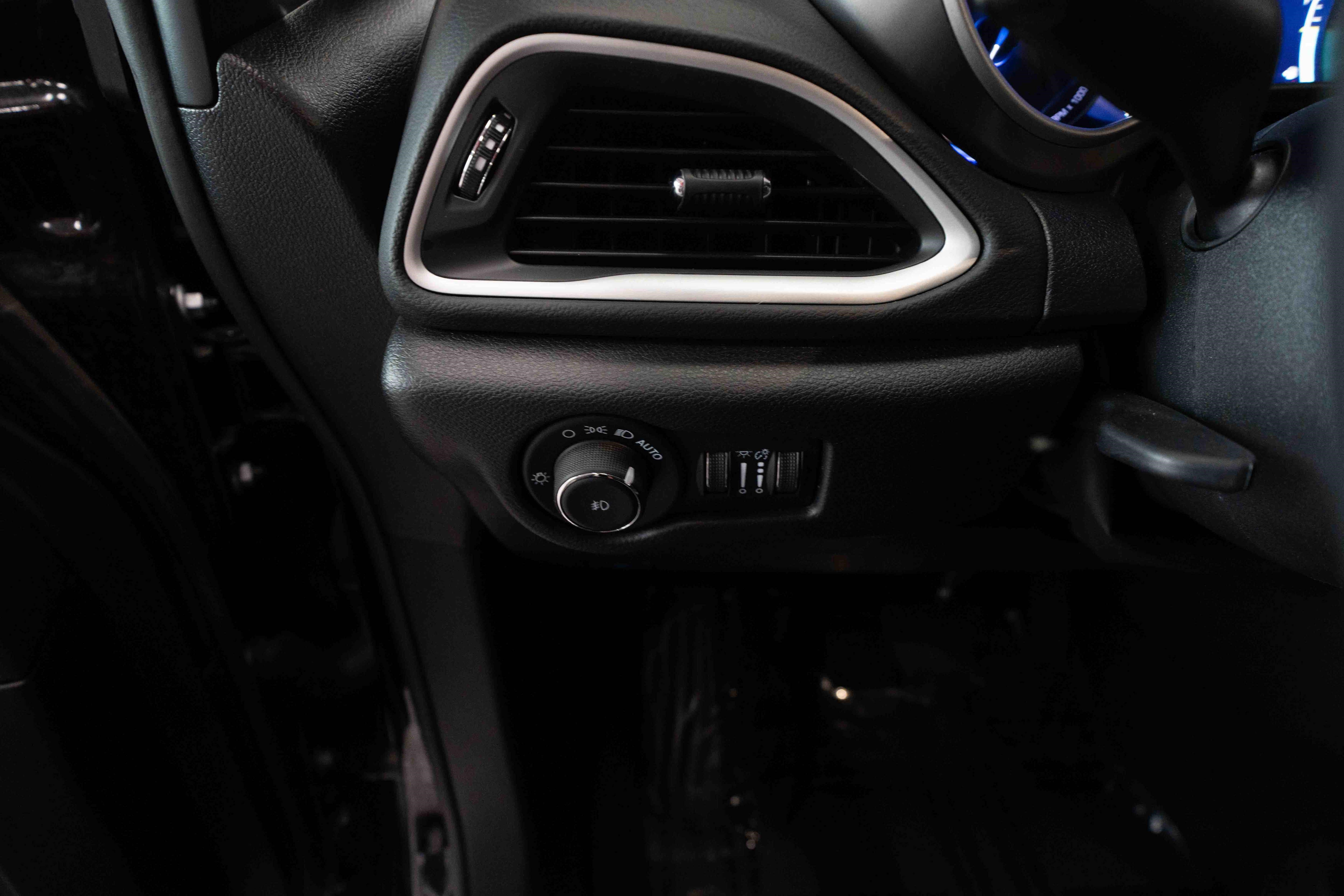 Used 2026 Chrysler Pacifica Select FWD image 11