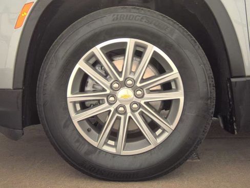 Used 2023 Chevrolet Traverse LT FWD image 4