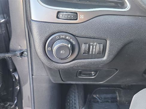 Used 2020 Jeep Cherokee Latitude Plus image 21