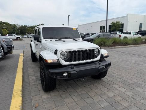 Used 2025 Jeep Gladiator Sport AWD/4WD image 4