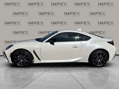 Used 2025 Toyota GR86 Base image 2