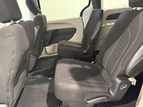 Used 2023 Chrysler Voyager LX image 9