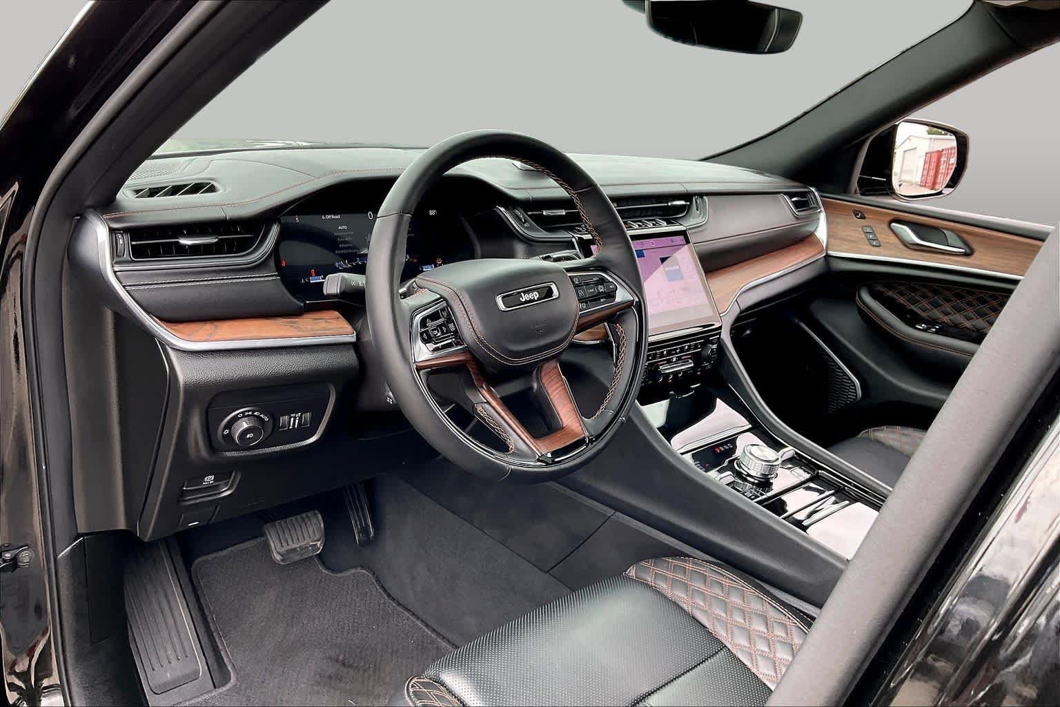 Used 2025 Jeep Grand Cherokee Summit w/ Obsidian Package AWD/4WD image 17