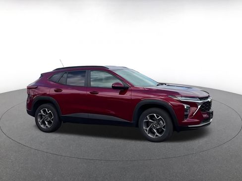 Used 2025 Chevrolet Trax LT image 2