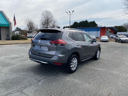 Used 2018 Nissan Rogue SV image 4