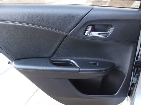 Used 2017 Honda Accord Sport image 9