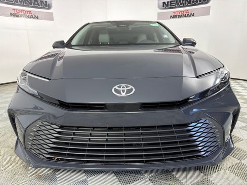 Used 2025 Toyota Camry XLE FWD image 9
