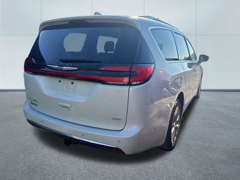 Used 2021 Chrysler Pacifica Touring-L w/ Uconnect Theater Family Group AWD/4WD image 4