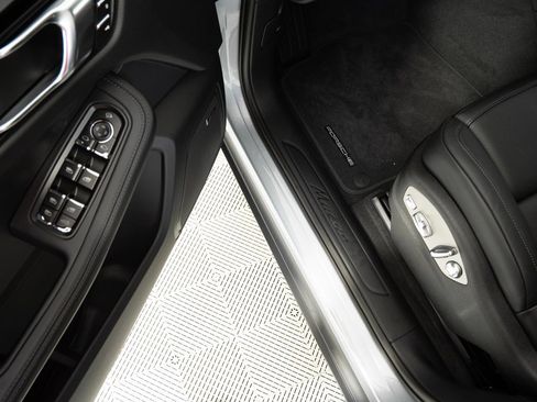 New 2026 Porsche Macan image 8