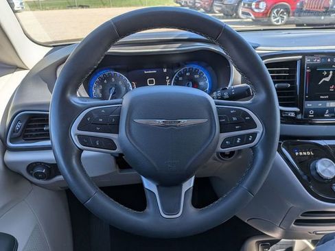 Used 2023 Chrysler Pacifica Touring-L image 18