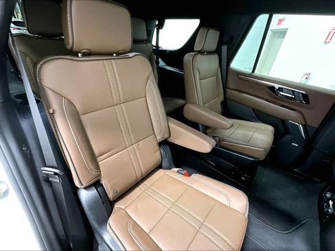 Used 2025 Chevrolet Tahoe High Country AWD/4WD image 32