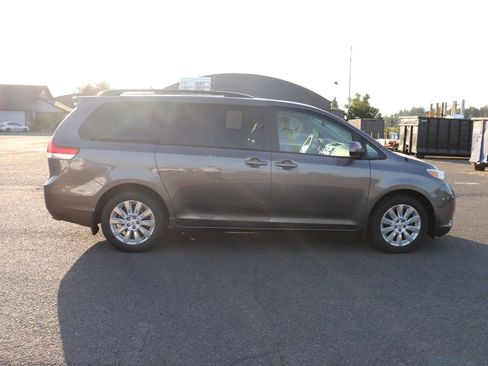 Used 2013 Toyota Sienna XLE AWD/4WD image 4
