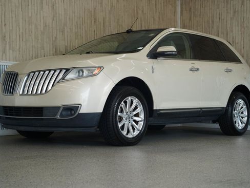 Used 2014 Lincoln MKX FWD w/ Equipment Group 102A image 4