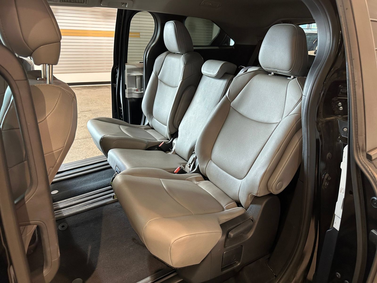 Used 2025 Toyota Sienna XLE FWD image 41