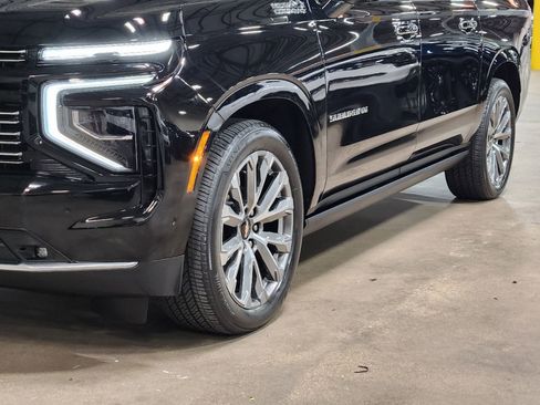 Used 2025 Chevrolet Suburban High Country AWD/4WD image 17