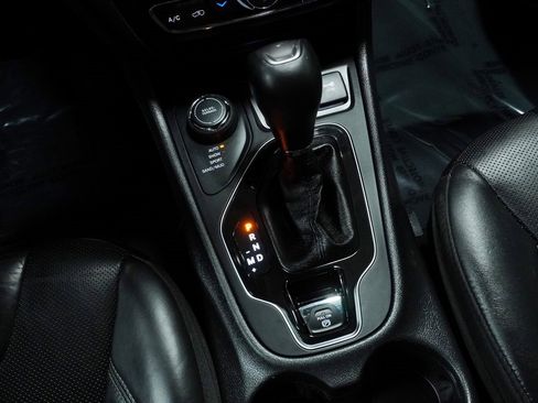 Used 2019 Jeep Cherokee Limited image 19