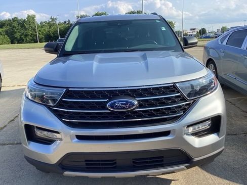 Used 2022 Ford Explorer XLT w/ Equipment Group 202A AWD/4WD image 2