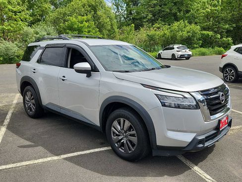 Used 2022 Nissan Pathfinder SV AWD/4WD image 3