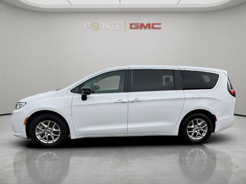 Used 2024 Chrysler Pacifica Touring-L image 9