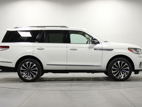 Used 2022 Lincoln Navigator Reserve image 3
