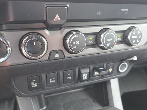 Used 2020 Toyota Tacoma TRD Off-Road w/ Technology Package AWD/4WD image 19