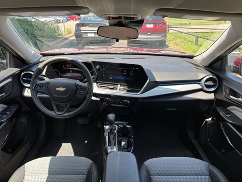 Used 2025 Chevrolet Trax LT FWD image 31