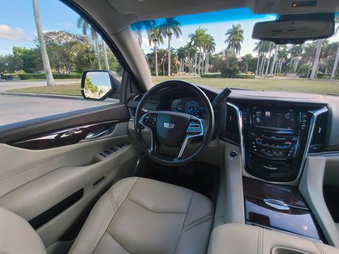 Used 2016 Cadillac Escalade Luxury AWD/4WD image 25