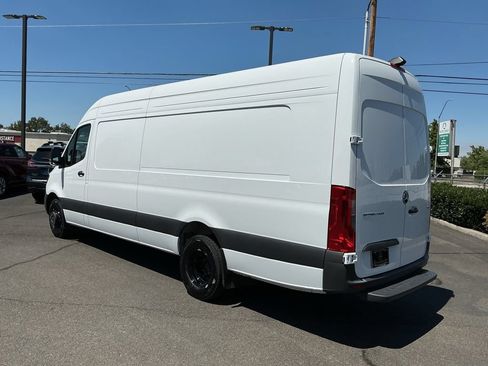 Used 2025 Mercedes-Benz Sprinter 4500 image 10