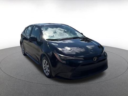 Used 2025 Toyota Corolla LE FWD image 3