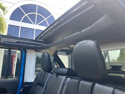 Used 2022 Jeep Wrangler Unlimited Sahara AWD/4WD image 21