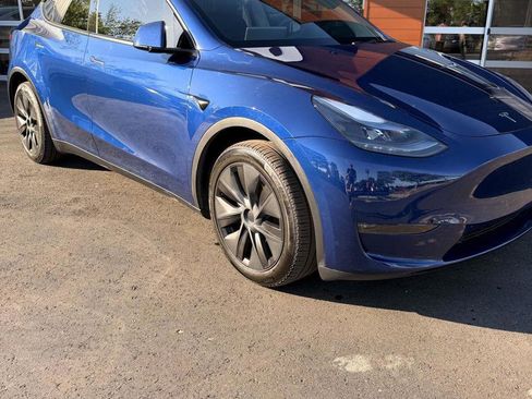 Used 2024 Tesla Model Y Long Range AWD/4WD image 2