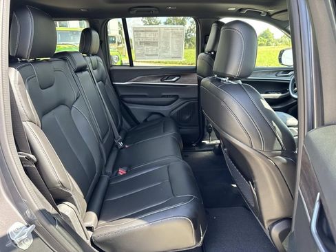 New 2025 Jeep Grand Cherokee Limited w/ Black Appearance Package image 20