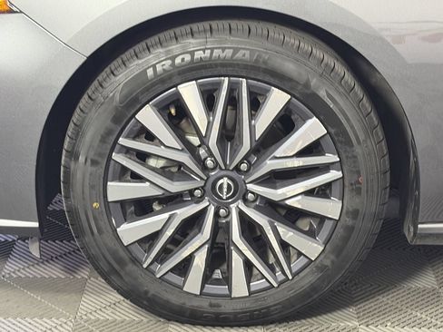 Used 2025 Nissan Altima 2.5 SV FWD image 10