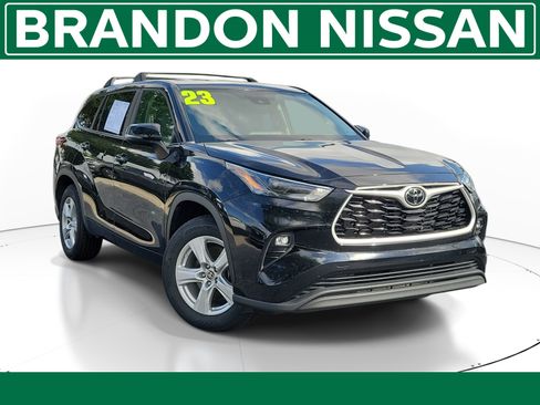 Used 2023 Toyota Highlander LE FWD image 1