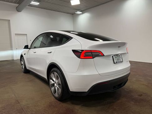 Used 2021 Tesla Model Y Long Range AWD/4WD image 34